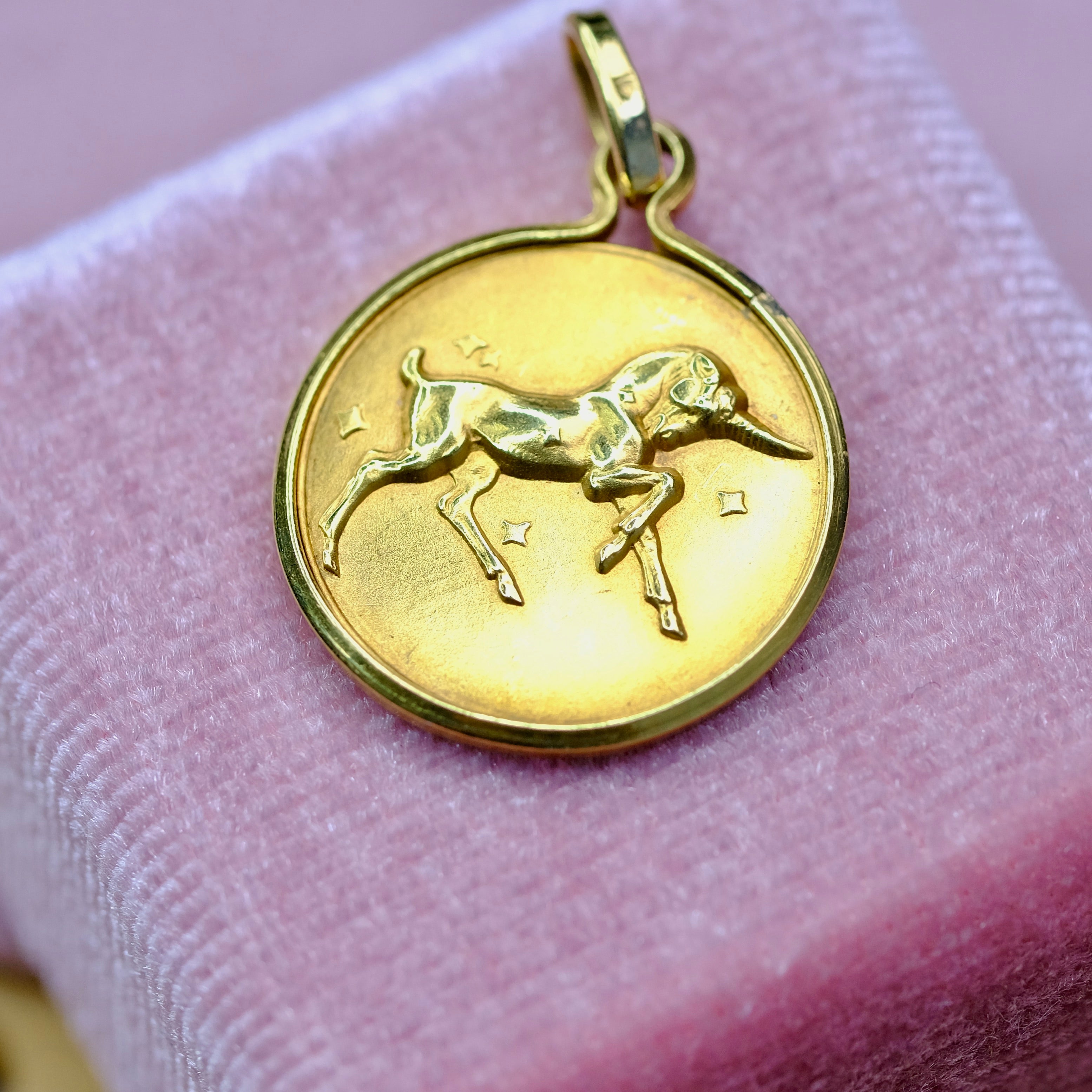 18KY Vintage Unicorn Pendant