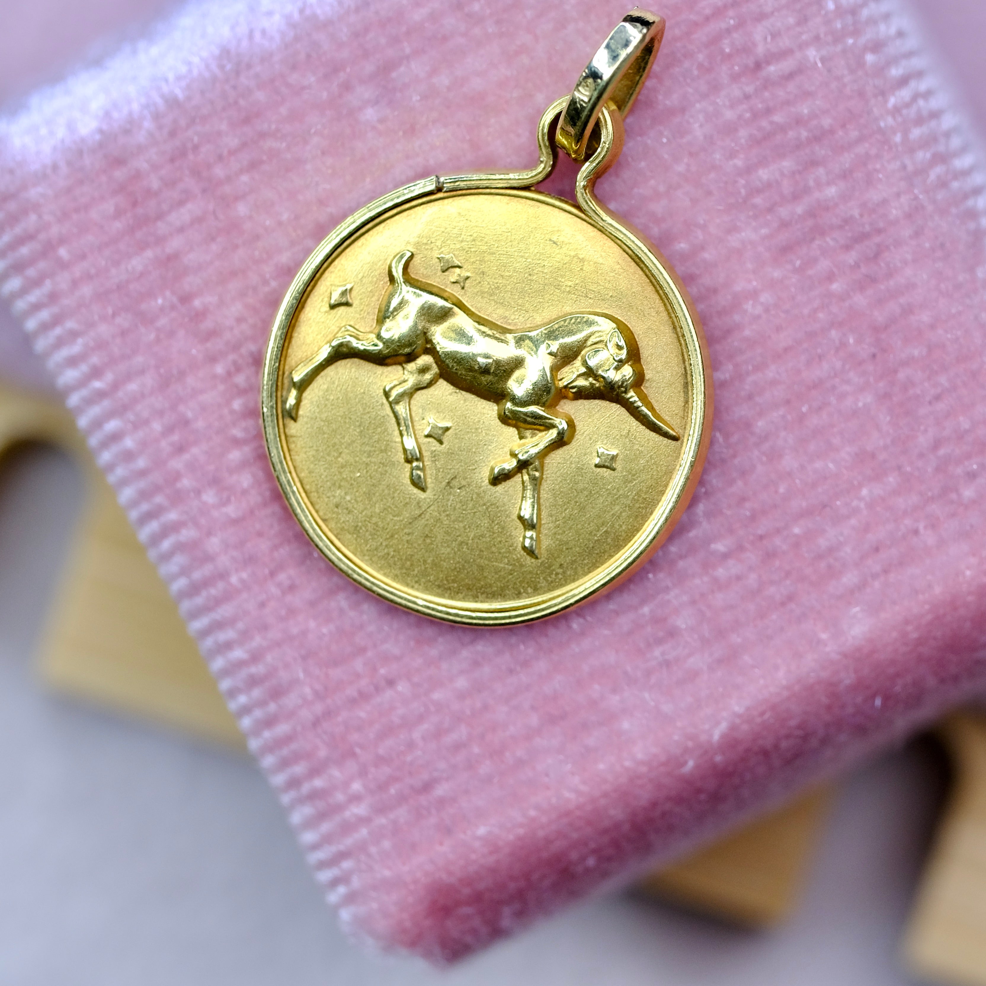 18KY Vintage Unicorn Pendant